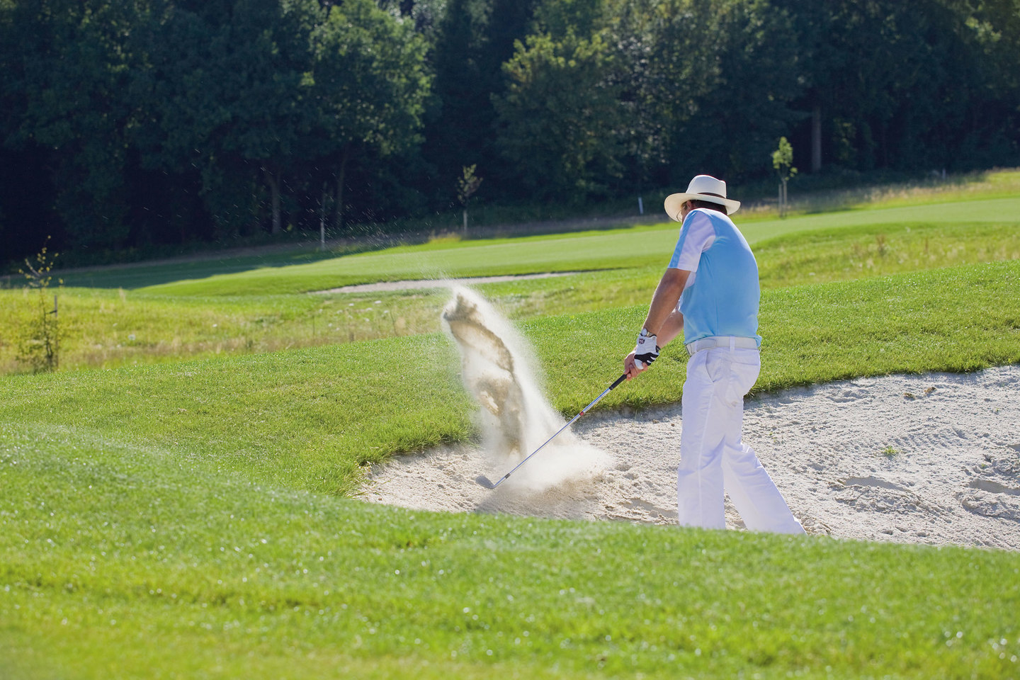 Sepp spielt aus Bunker mit Sandwolke