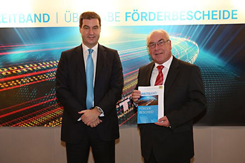 2. Bürgermeister Karl-Heinz Bauhuber erhält den Förderbescheid in Höhe von 855.000 €.