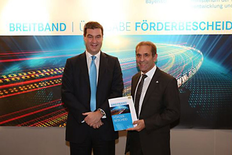 Bürgermeister Josef Hasenberger erhält den Förderbescheid in Höhe von 708.561 €