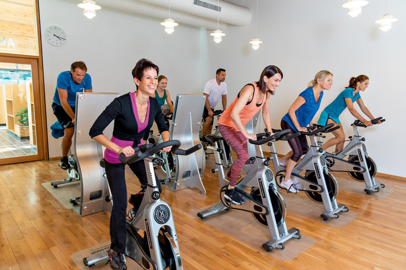 Aktivgarten in der Thermenwelt des Vitariums mit hochmodernen Sportgeräten