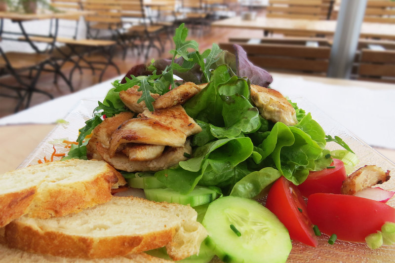 Bunter Salat mit gegrillten Hähnchenbruststreifen