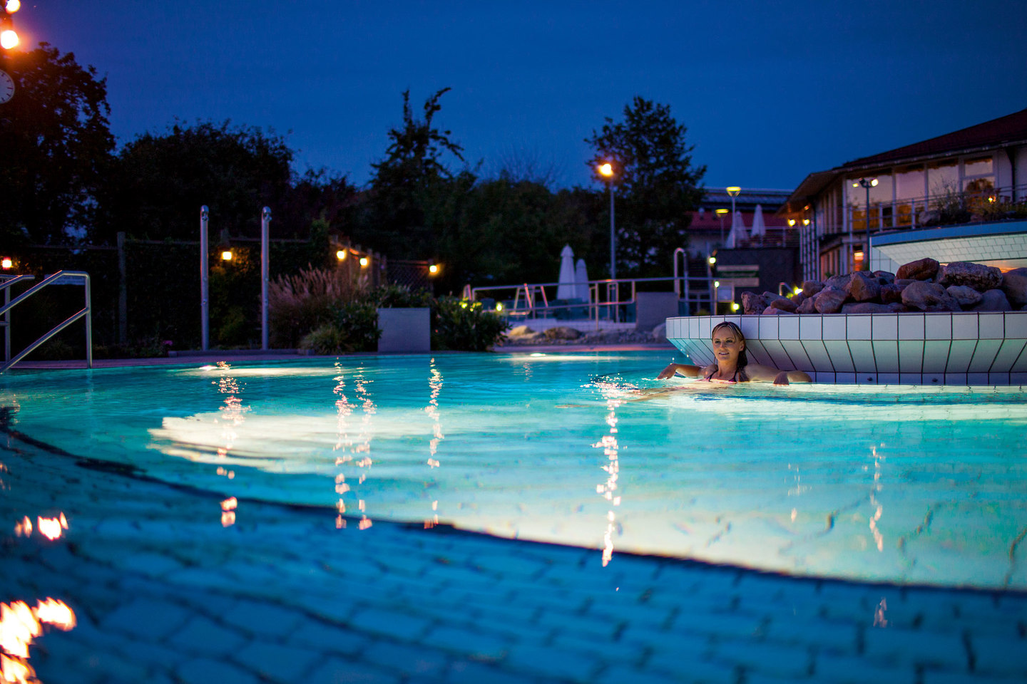 Entspannungsbecken im Therapiebad bei Nacht - 35 °C