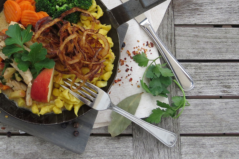 Herzhaftes Mostpfandl mit Geschnetzeltem, Eierspätzle und Gemüse