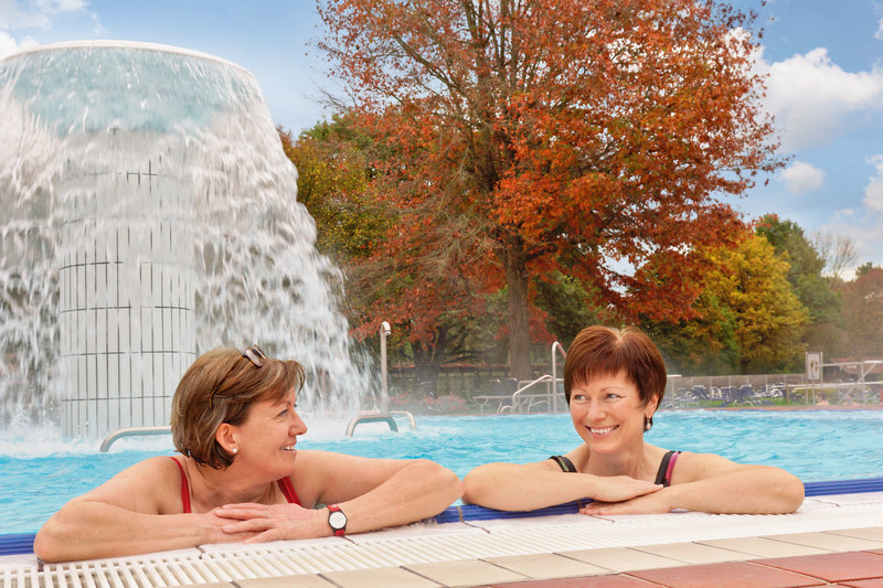 Kaskádový bazén s masážním vodním hřibem v termálním světě Vitarium - 36 ° C