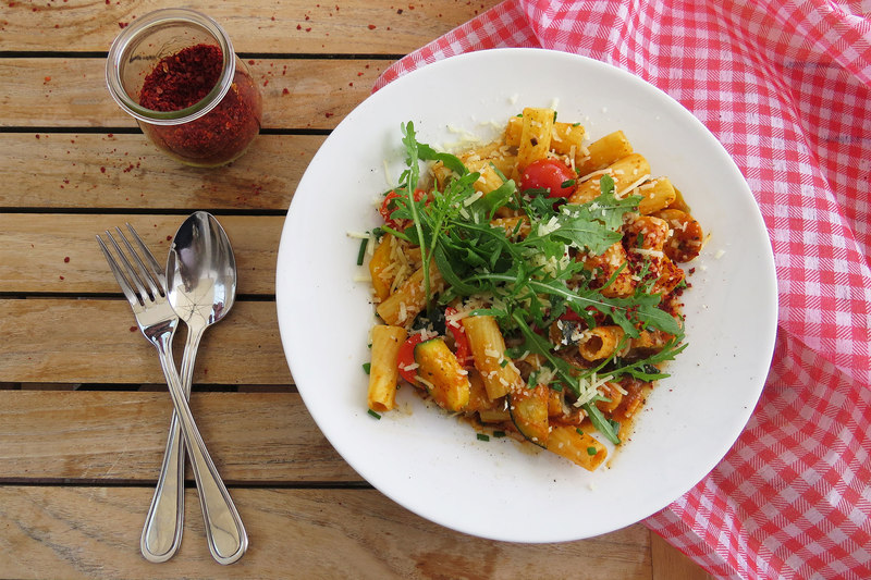 Mediterrane Nudelpfanne mit buntem Gemüse