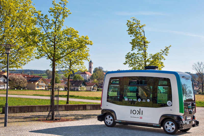 Autonomer Bus mit Bad Birnbacher Kirchenturm