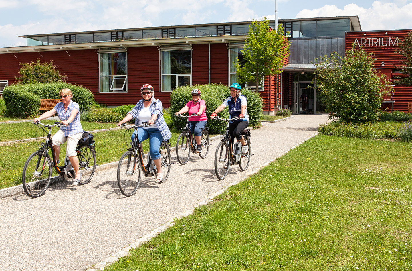 Radeln vorm Artrium