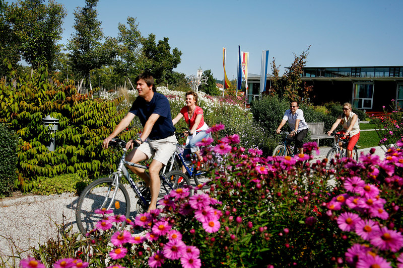 Radfahrer vorm Artrium